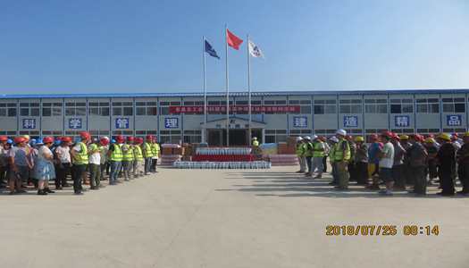 息縣縣領(lǐng)導(dǎo)、總工會(huì)主席迎著酷暑 送清涼慰問息縣高中項(xiàng)目一線工人